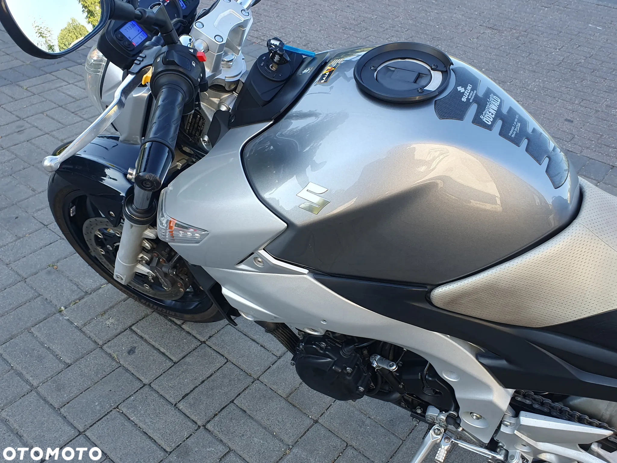 Suzuki GSR - 28