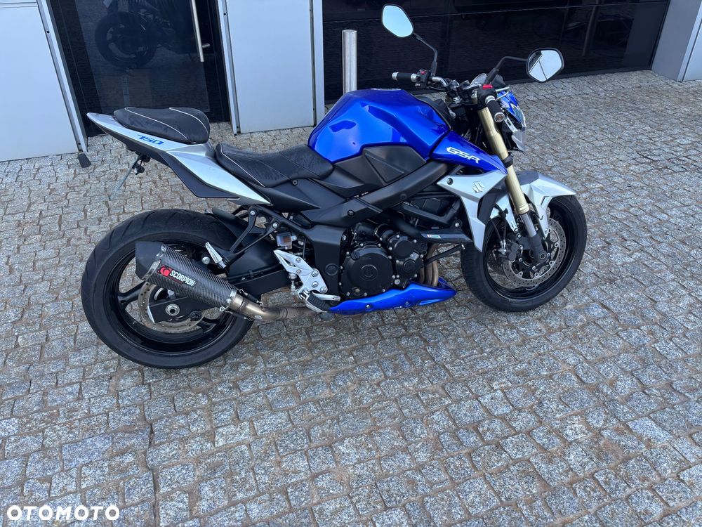 Suzuki GSR - 11