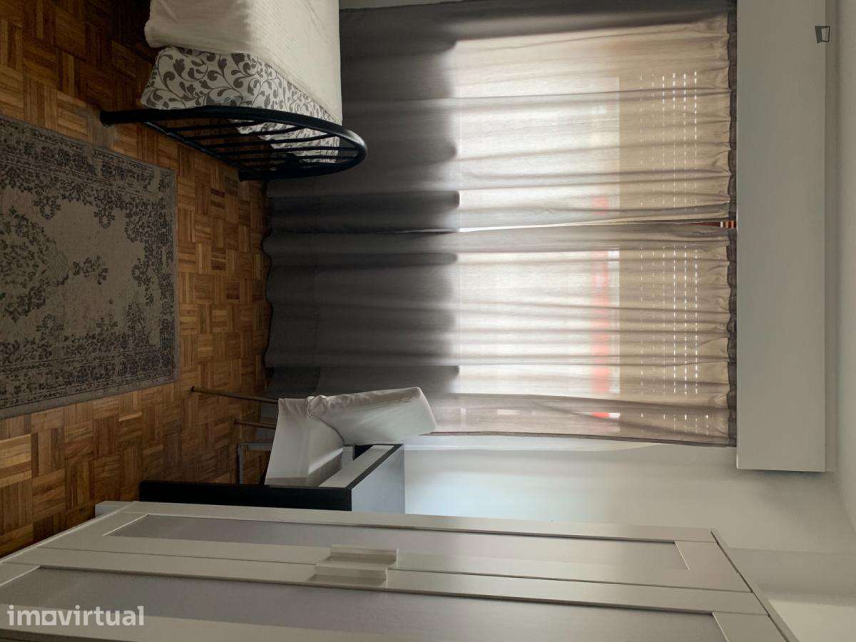 Quarto - localizado em Lordelo do Ouro Porto - Grande imagem: 4/24