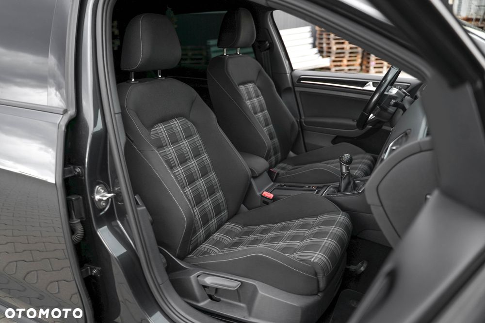 Volkswagen Golf - 18