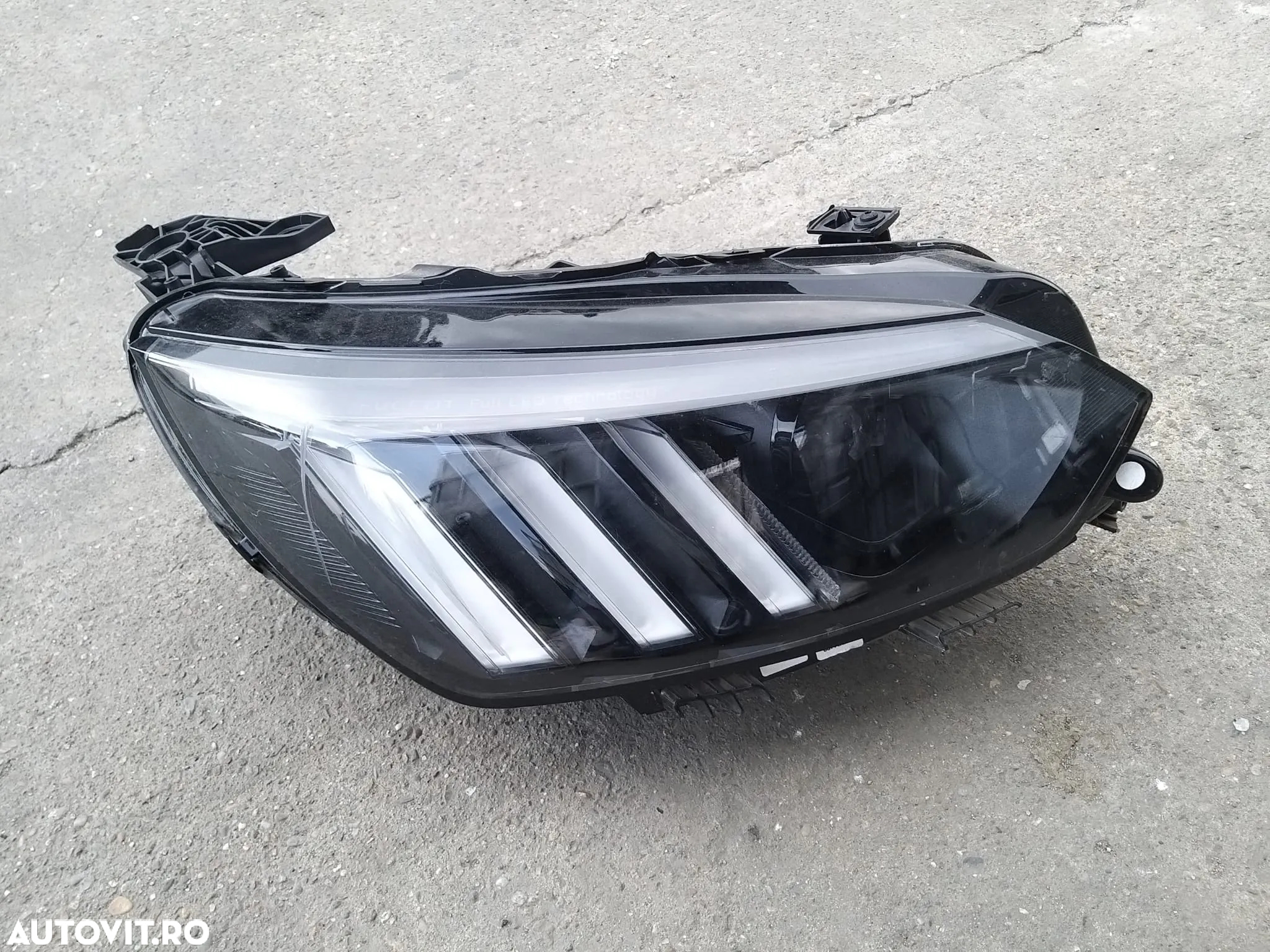 Far Dreapta cod: 9850177480 pentru Peugeot 208 1.2 THP Benzina an dupa 2019 - 2