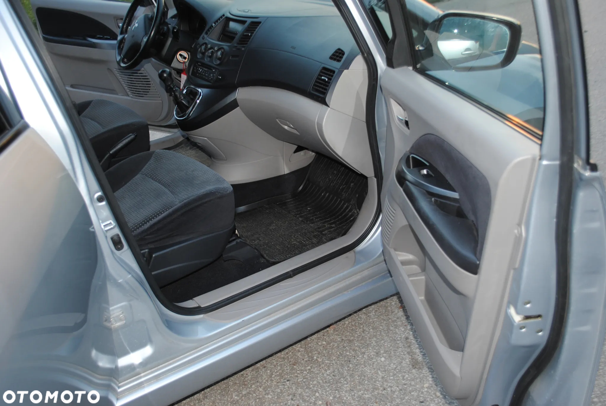 Mitsubishi Grandis 2.0 DID Intense - 16
