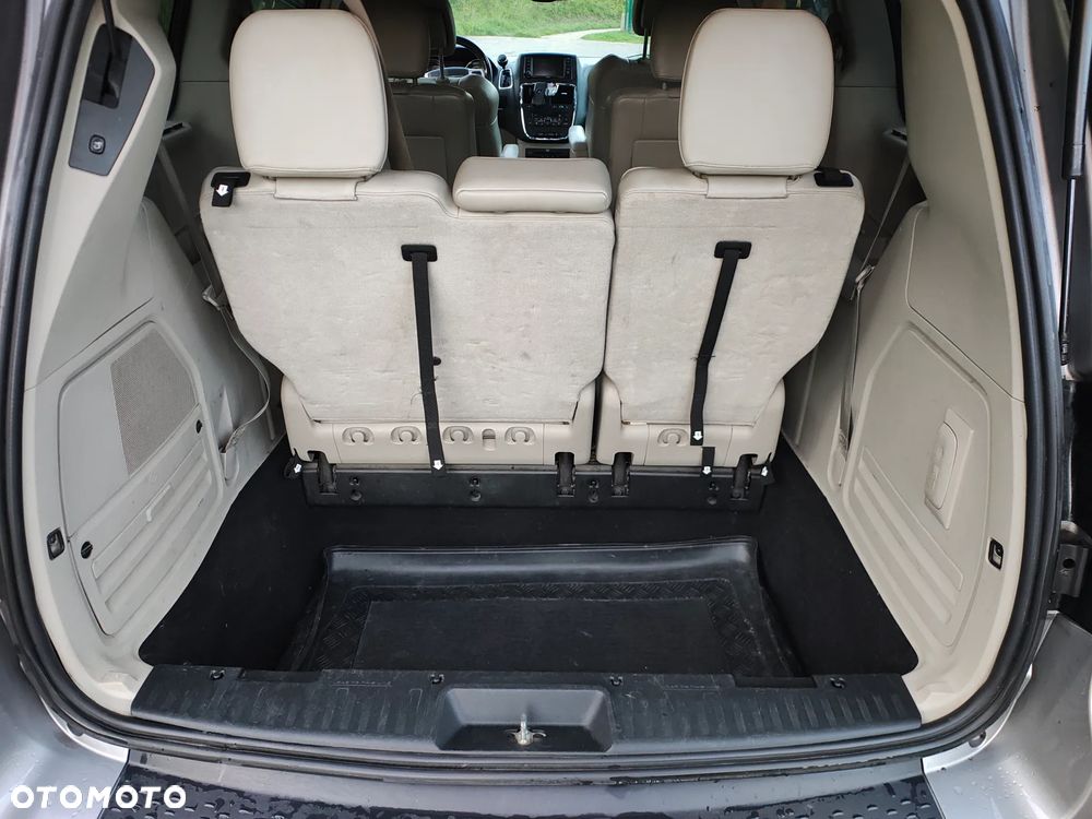 Chrysler Town & Country 3.6 Limited - 21