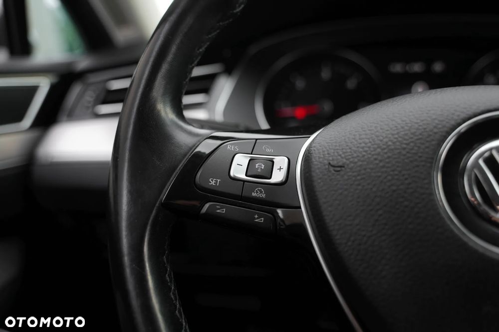 Volkswagen Passat 2.0 TDI SCR Highline - 25