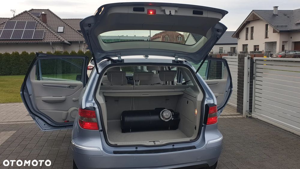 Mercedes-Benz Klasa B 180 BlueEFFICIENCY Edition - 32