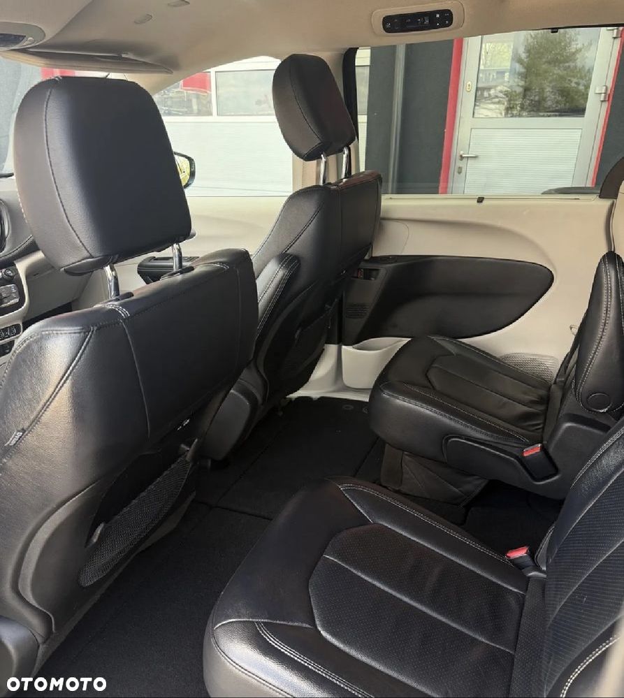 Chrysler Pacifica - 16