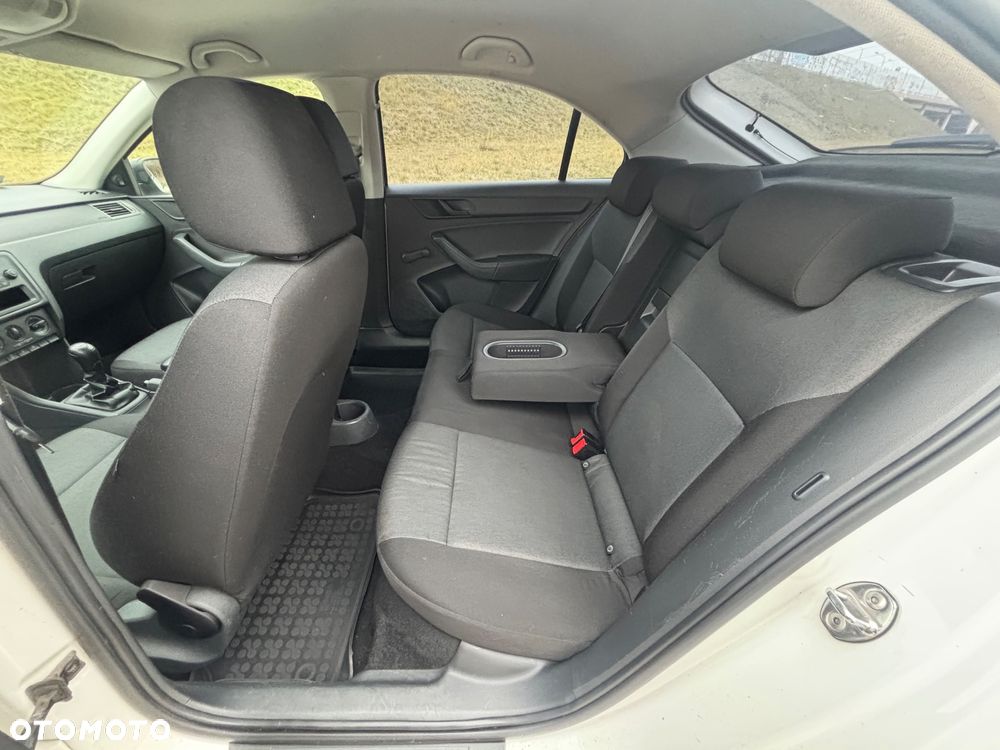 Skoda RAPID 1.2 Active - 8