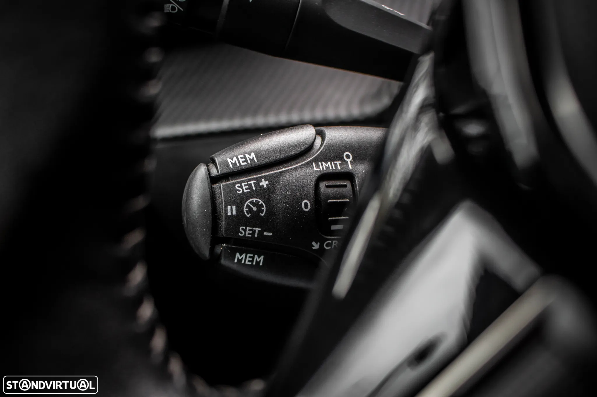 Peugeot e-2008 Allure - 17
