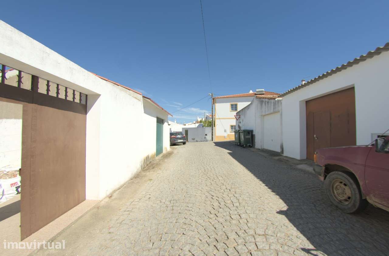 Moradia terrea de 4 assoalhadas com quintal e estacionamento - Grande imagem: 2/15