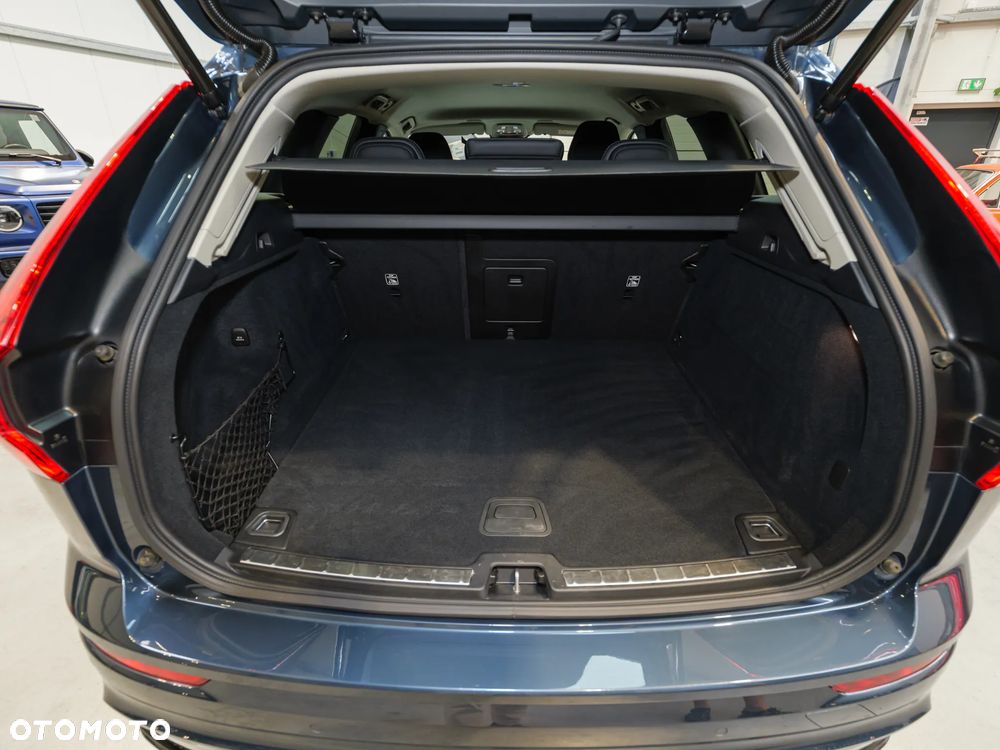 Volvo XC 60 B4 D AWD Plus Dark - 38