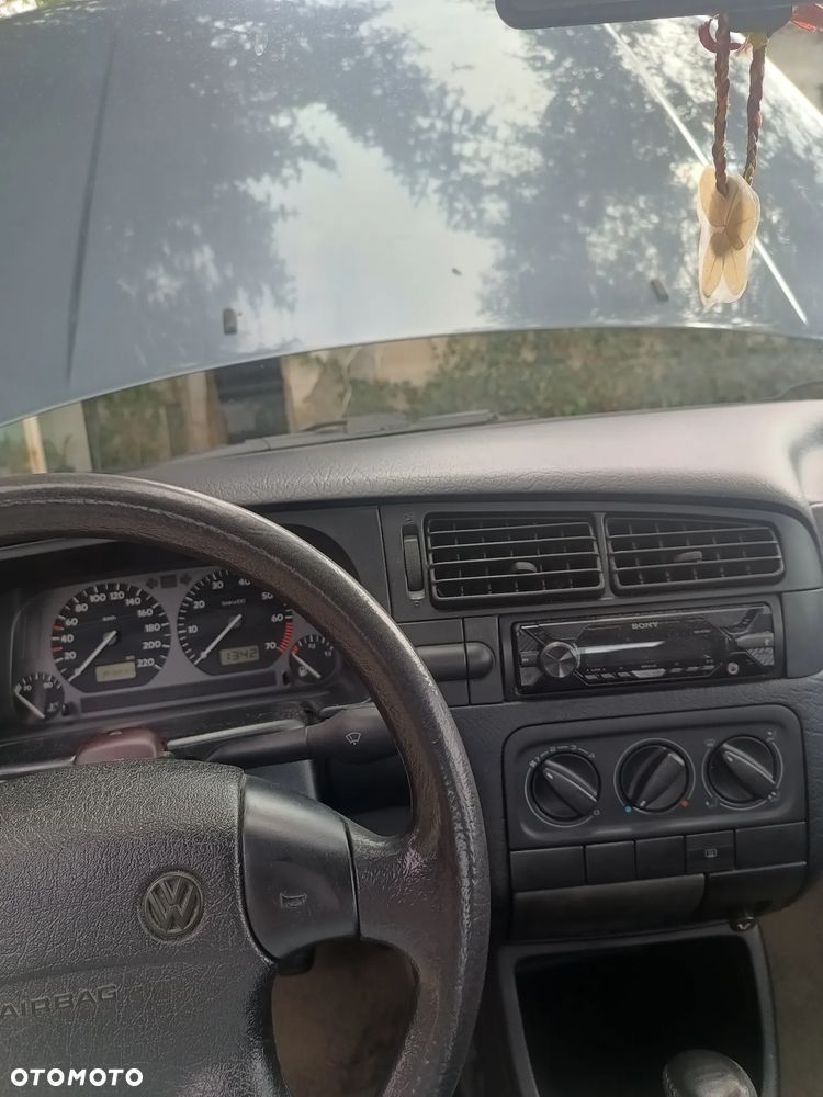 Volkswagen Vento 1.8 GL - 14
