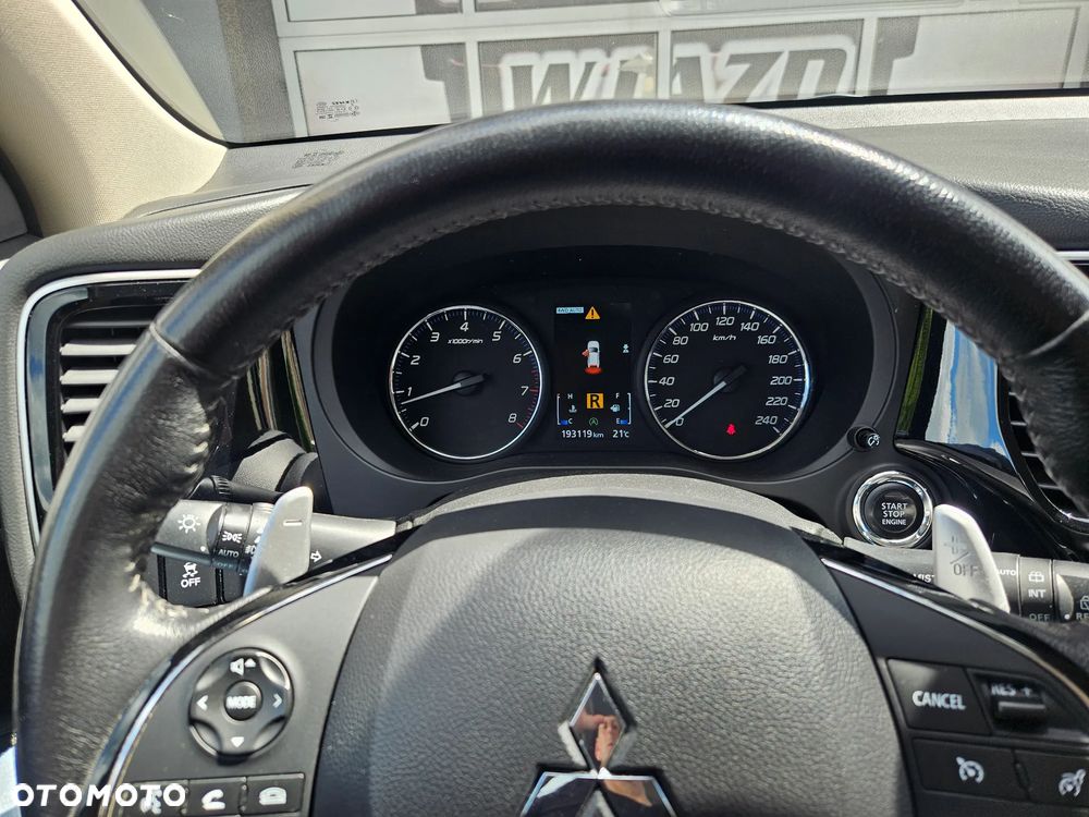 Mitsubishi Outlander 2.0 Intense + Navi 4WD CVT - 13