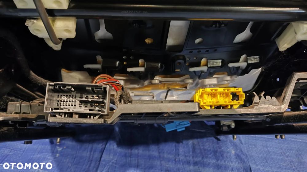 FOTEL PRAWY PRZÓD EKO SKÓRA EKOSKÓRA CZARNA PERFOROWANA GRZANY OSŁONA PRZEŁĄCZNIK PANEL ZAGŁÓWEK AIRBAG PODUSZKA MERCEDES W205 - 12