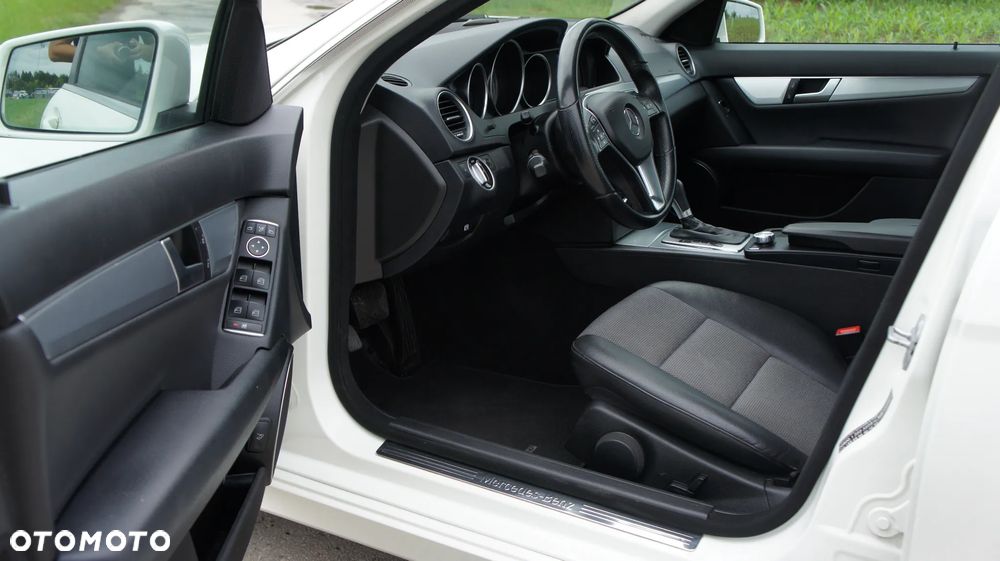Mercedes-Benz Klasa C 180 CGI Automatik BlueEFFICIENCY - 13
