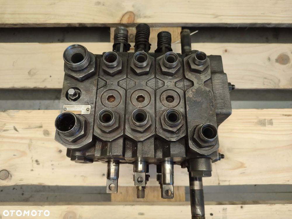 Rozdzielacz hydrauliczny JCB Fastrac 3185 (1525503681) - 2