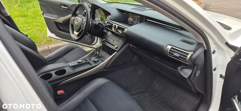 Lexus IS 300h Elite - 10