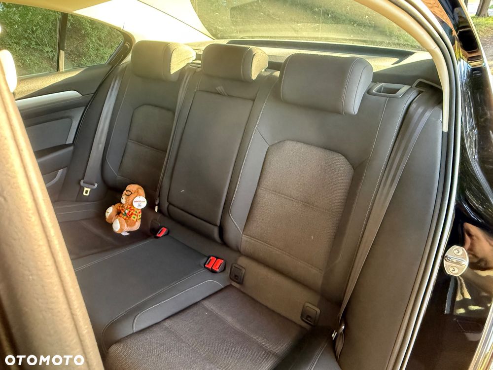Volkswagen Passat - 12
