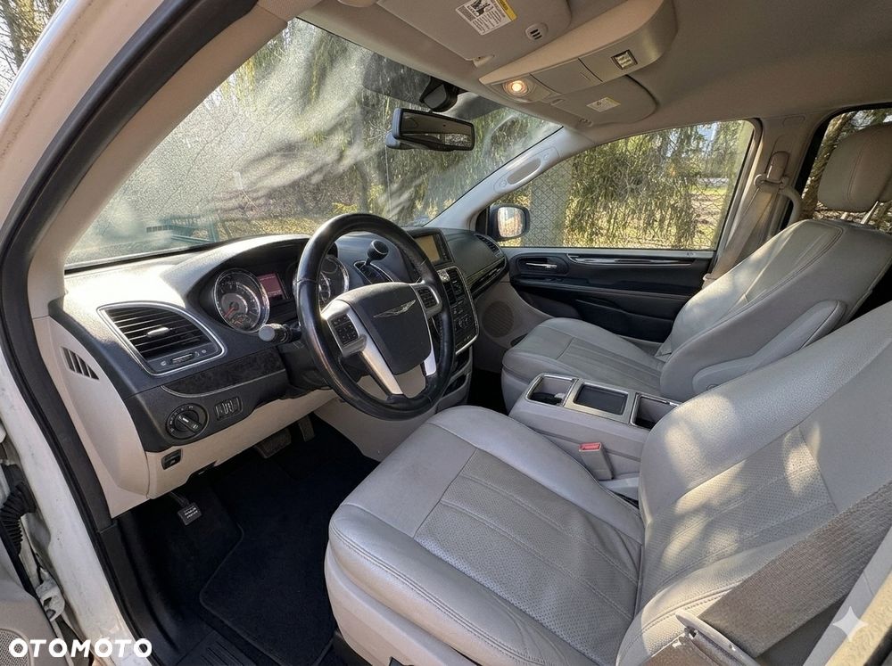 Chrysler Town & Country - 8