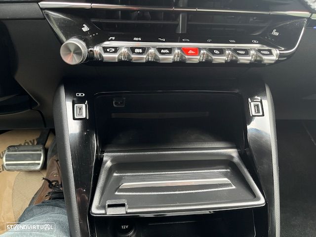 Peugeot e-208 GT - 15