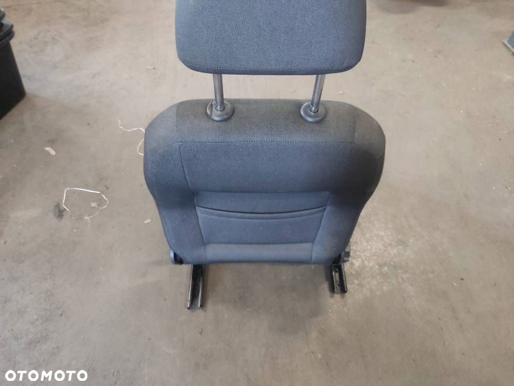 FOTEL PRAWY PRZÓD  SKODA FABIA II - 2