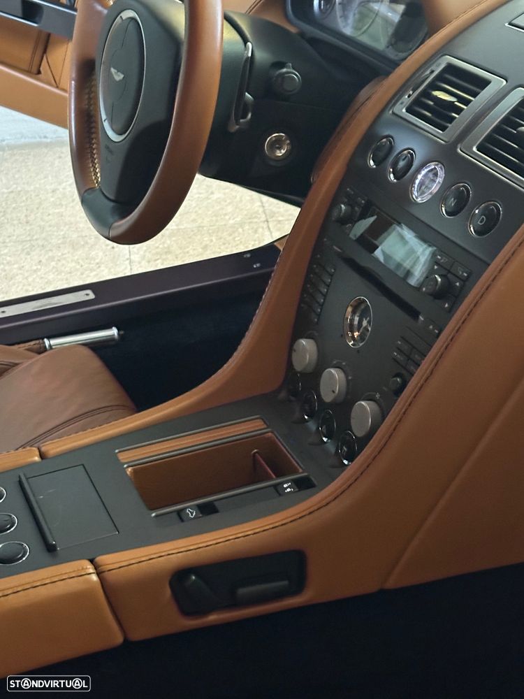 Aston Martin Vantage Roadster - 32