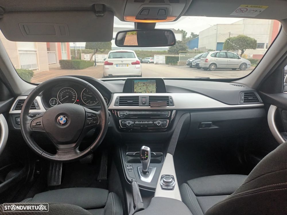 BMW 320 d Touring Advantage Auto - 2