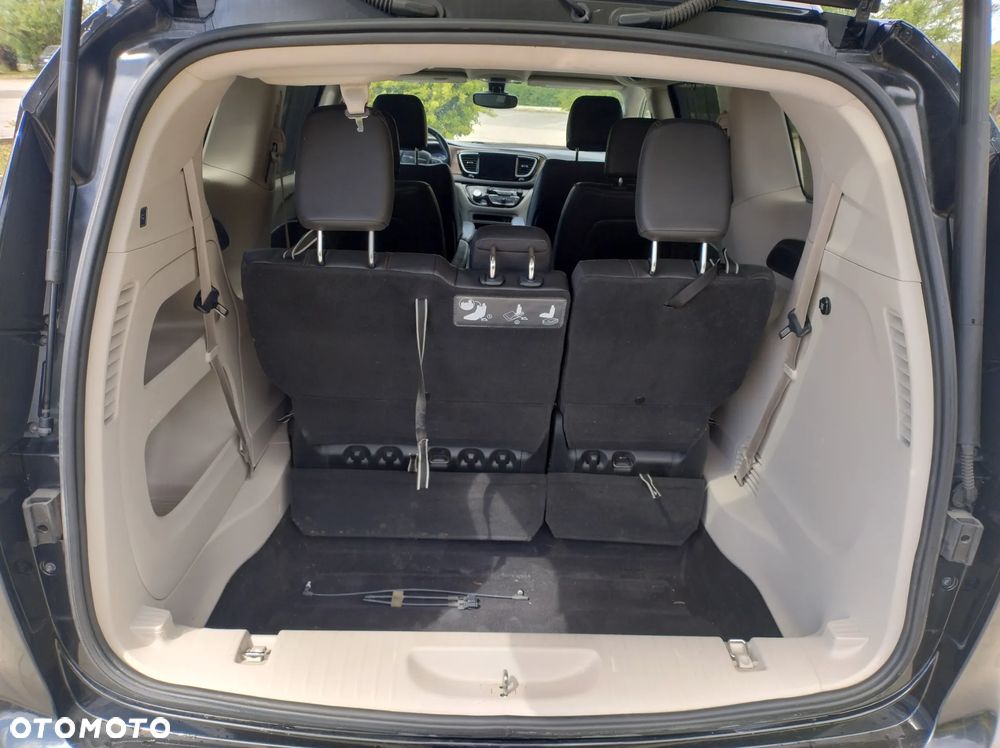 Chrysler Pacifica - 11