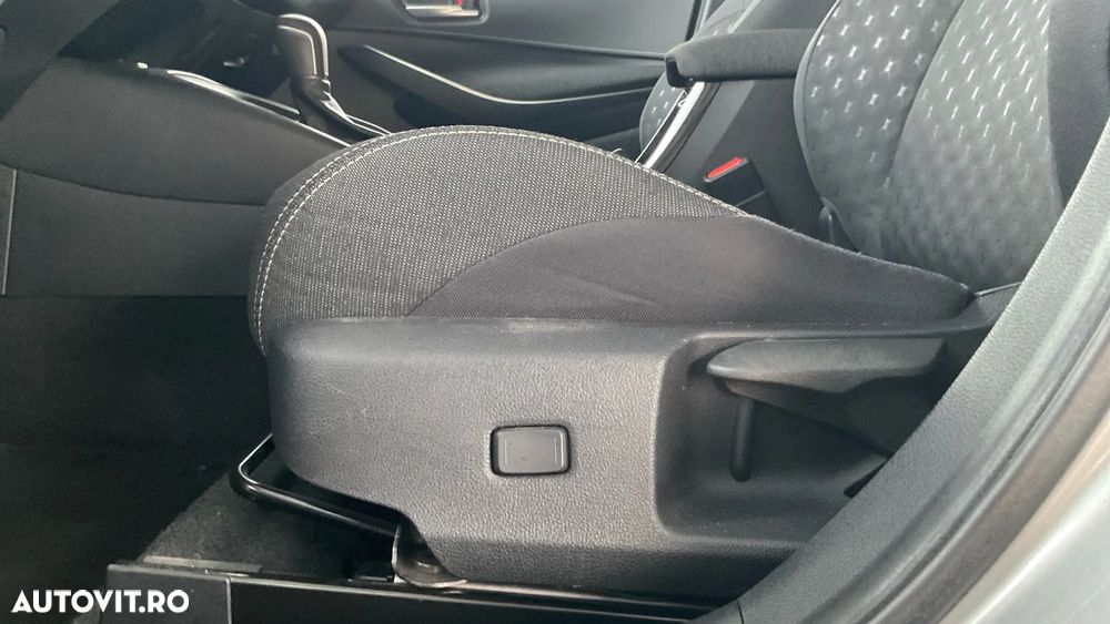 Toyota Corolla 1.8 HSD Business - 32