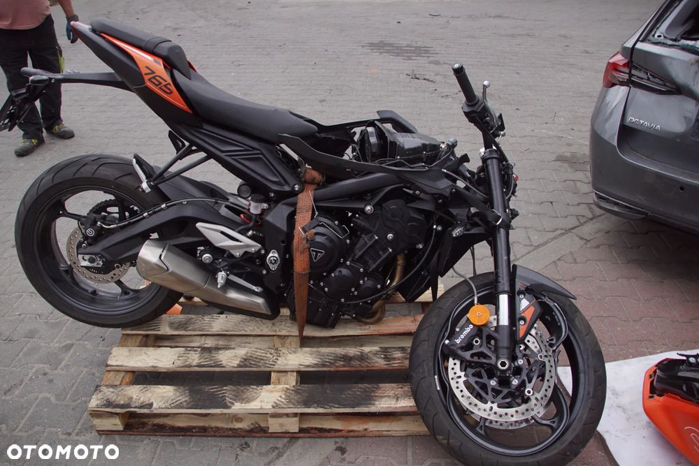 Motocykl na części 692106889 Triumph Street Triple 765 R 88kw 2025 silnik głowica blok silnika pokrywa zaworów pokrywa sprzęgła pokrywa alternatora miska olejowa wał korbowy korbowody tłoki cylindry wałki rozrządu łańcuch rozrządu napinacz rozrządu zawory sprzęgło kosz sprzęgłowy tarcze sprzęgłowe skrzynia biegów rozrusznik alternator stator pompa oleju pompa wody termostat chłodnica wentylator chłodnicy zbiorniczek wyrównawczy przepustnice listwa wtryskowa wtryskiwacze cewki zapłonowe airbox filtr powietrza pompa paliwa zbiornik paliwa korek paliwa kolektor wydechowy tłumik katalizator sondy lambda rama subframe wahacz amortyzator tylny lagi golenie półka górna półka dolna kierownica manetki przełączniki kierownicy klamka sprzęgła klamka hamulca pompa hamulcowa przednia pompa hamulcowa tylna przewody hamulcowe zaciski przednie zacisk tylny tarcze hamulcowe pompa ABS moduł ABS czujniki ABS felga przednia felga tylna koło przednie koło tylne oś przednia oś tylna piasta zabierak zębatka przednia zębatka tylna łańcuch napędowy napinacze łańcucha ślizg łańcucha osłona łańcucha quickshifter czujnik quickshiftera cięgno quickshiftera dźwignia zmiany biegów set lewy set prawy podnóżki kierowcy podnóżki pasażera dźwignia hamulca tylnego stopka boczna czujnik stopki lampa przednia lampa tylna kierunkowskazy licznik wyświetlacz sterownik ECU immobilizer stacyjka kluczyk wiązka elektryczna skrzynka bezpieczników regulator napięcia przekaźniki czujnik położenia wału czujnik biegu czujnik temperatury siedzenie kierowcy siedzenie pasażera zadupek boczki plastiki owiewki osłony zbiornika osłona chłodnicy błotnik przedni błotnik tylny nadkole uchwyt tablicy rejestracyjnej lusterko lewe lusterko prawe klakson linka sprzęgła przewody paliwowe przewody chłodnicze wsporniki uchwyty mocowania tuleje gumy śruby - 16