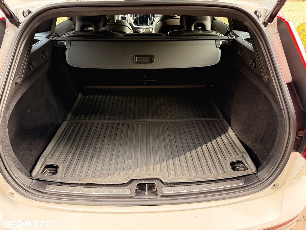 Volvo V60 D4 R-Design - 13