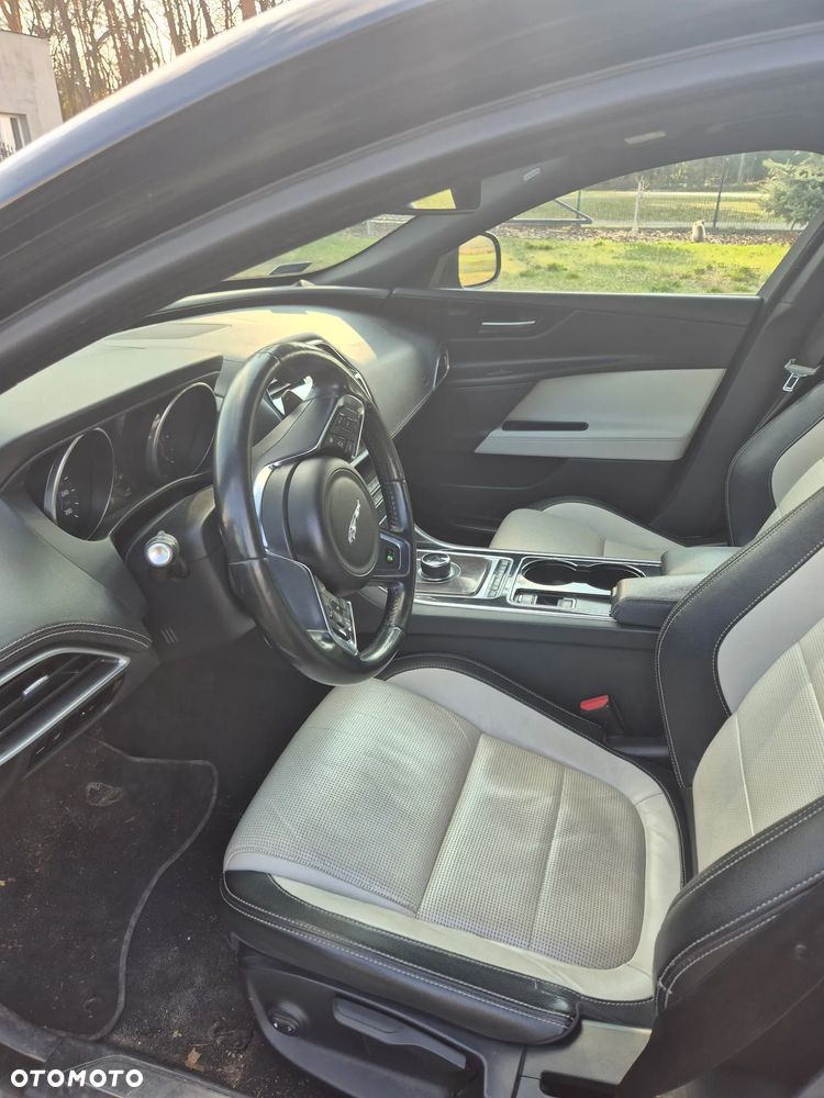 Jaguar XE 2.0 D AWD R-Sport - 13