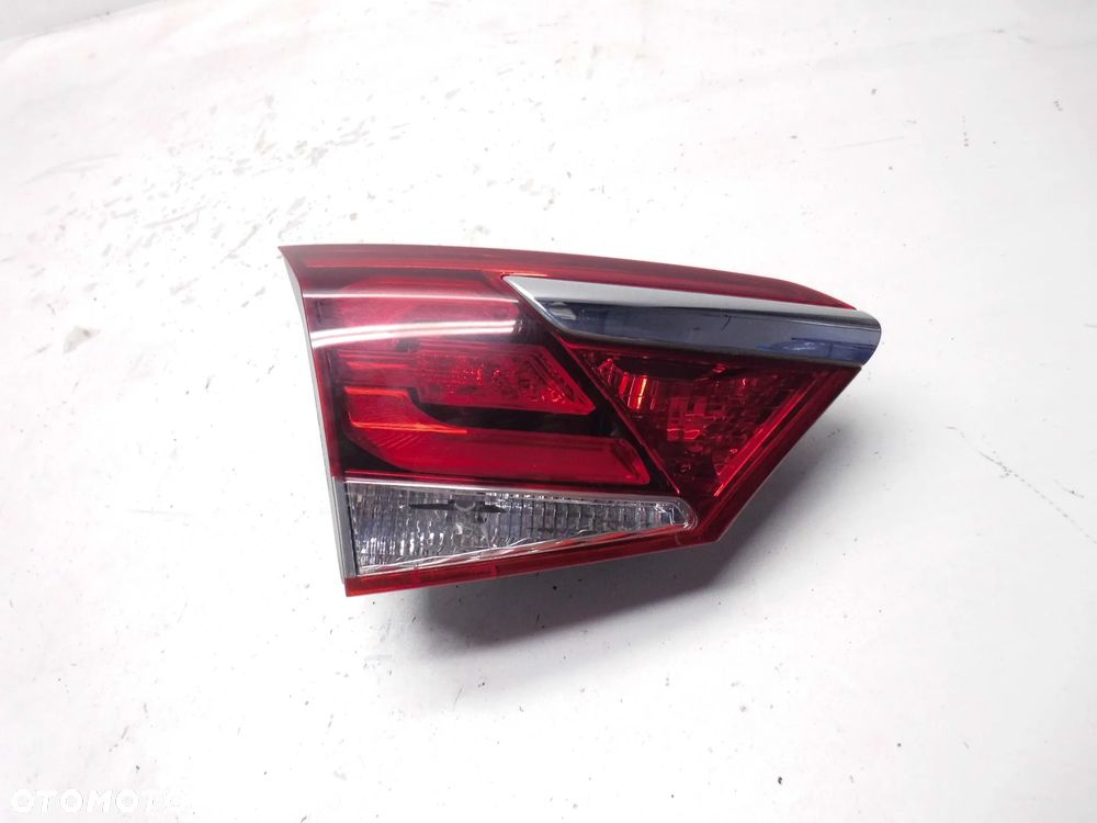 LAMPA W KLAPĘ HYUNDAI I40 LIFT KOMBI LEWA TYLNA ORYGINAŁ - 1