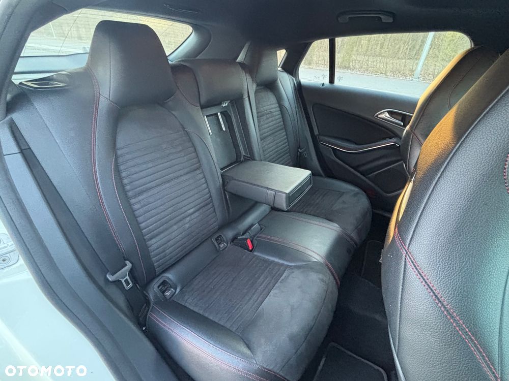 Mercedes-Benz CLA 250 4-Matic AMG Line - 30