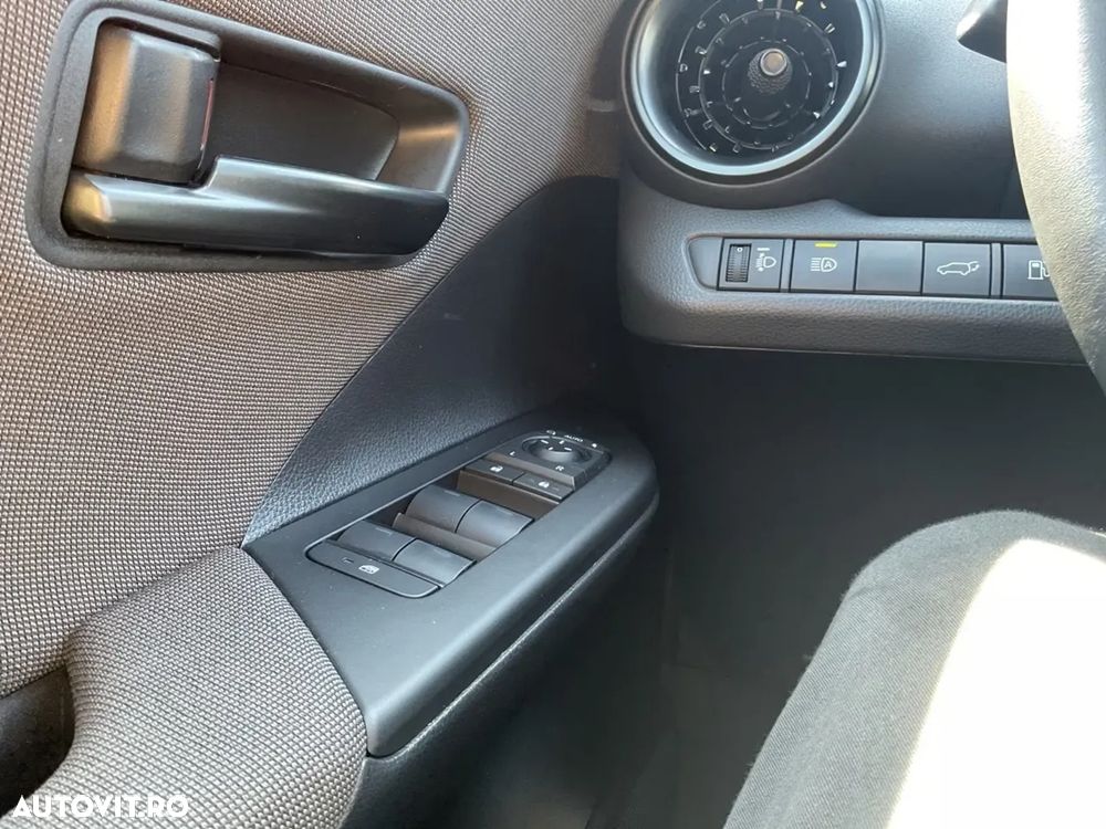 Toyota C-HR 1.8 Hybrid Team Deutschland - 12