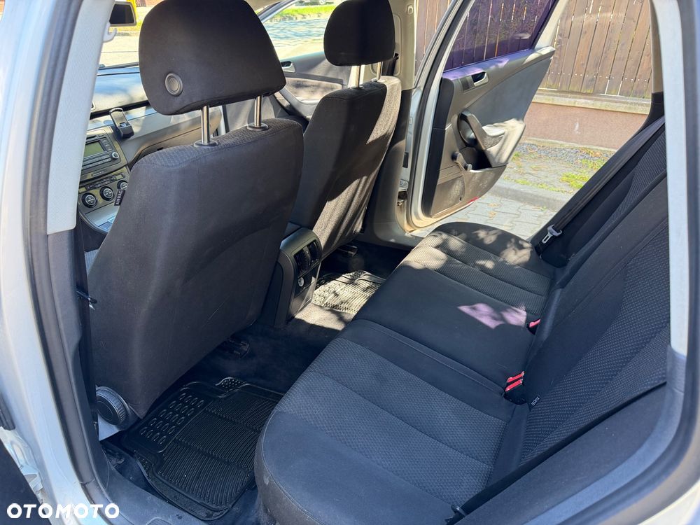 Volkswagen Passat 1.6 Comfortline Family - 9