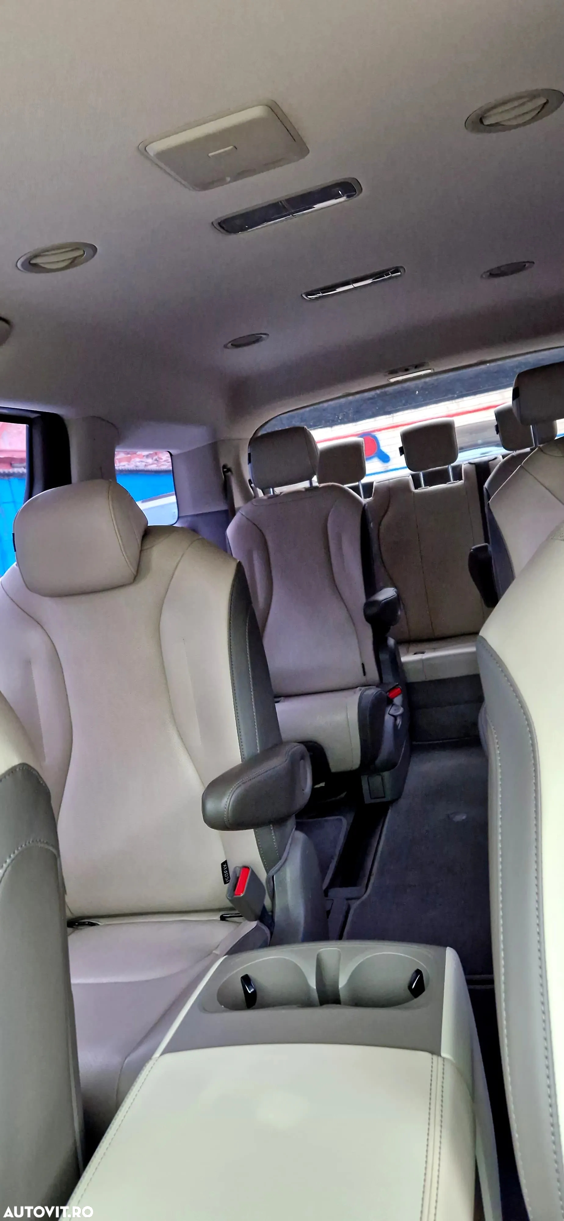 Kia Carnival - 12
