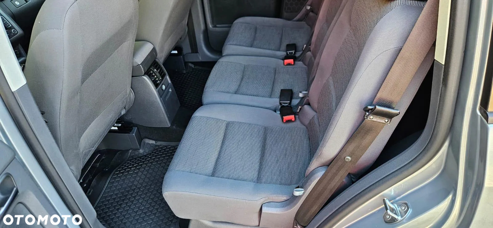 Volkswagen Touran 1.9 TDI Conceptline DSG - 10