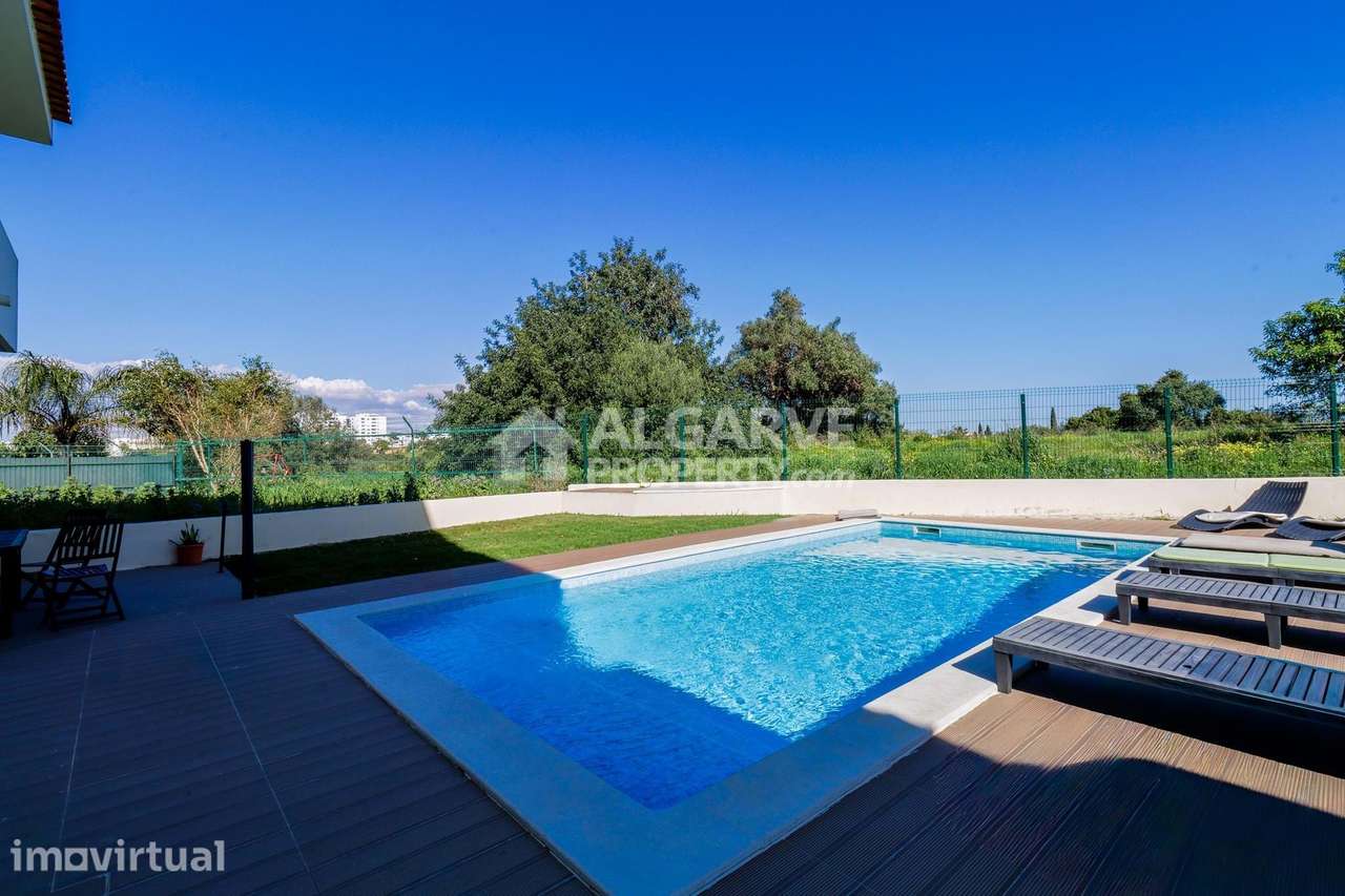 Moradia V3+1 com jardim e piscina localizada em zona residencial em Al - Grande imagem: 2/27