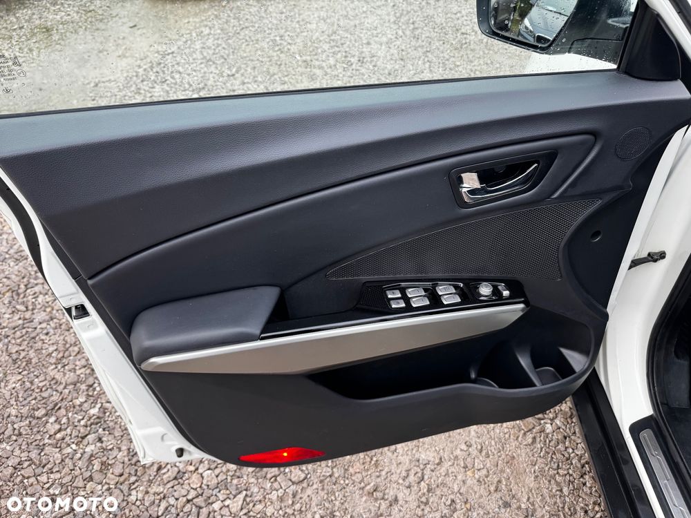 SsangYong/KGM Tivoli e-XGi 160 2WD Black+White - 29