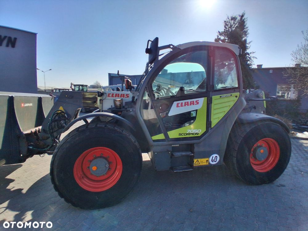 Claas SCORPION 7050 - 12