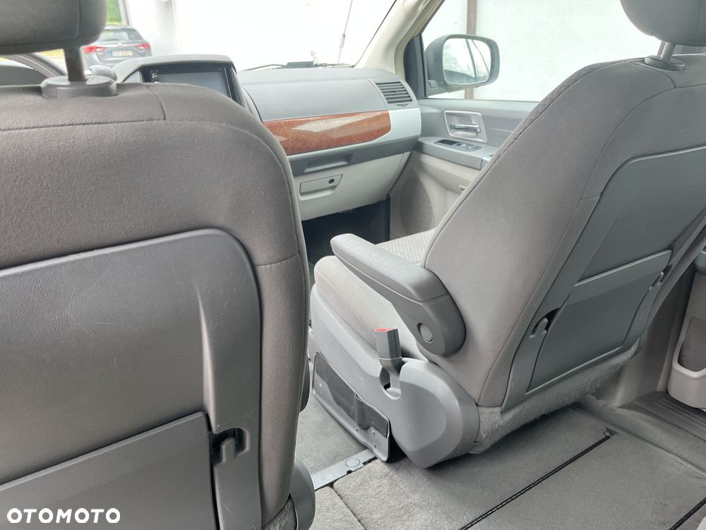 Chrysler Town & Country - 18
