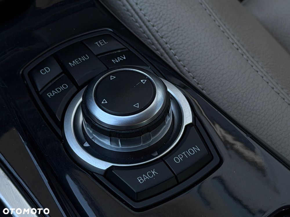 BMW Seria 5 528i Sport-Aut Luxury Line - 34