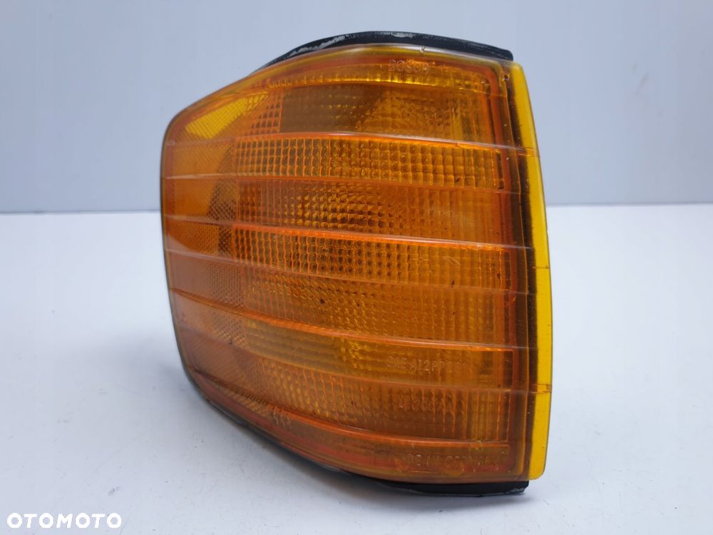 Mercedes W126 COUPE SEC PRAWY KIERUNKOWSKAZ Przód - 1