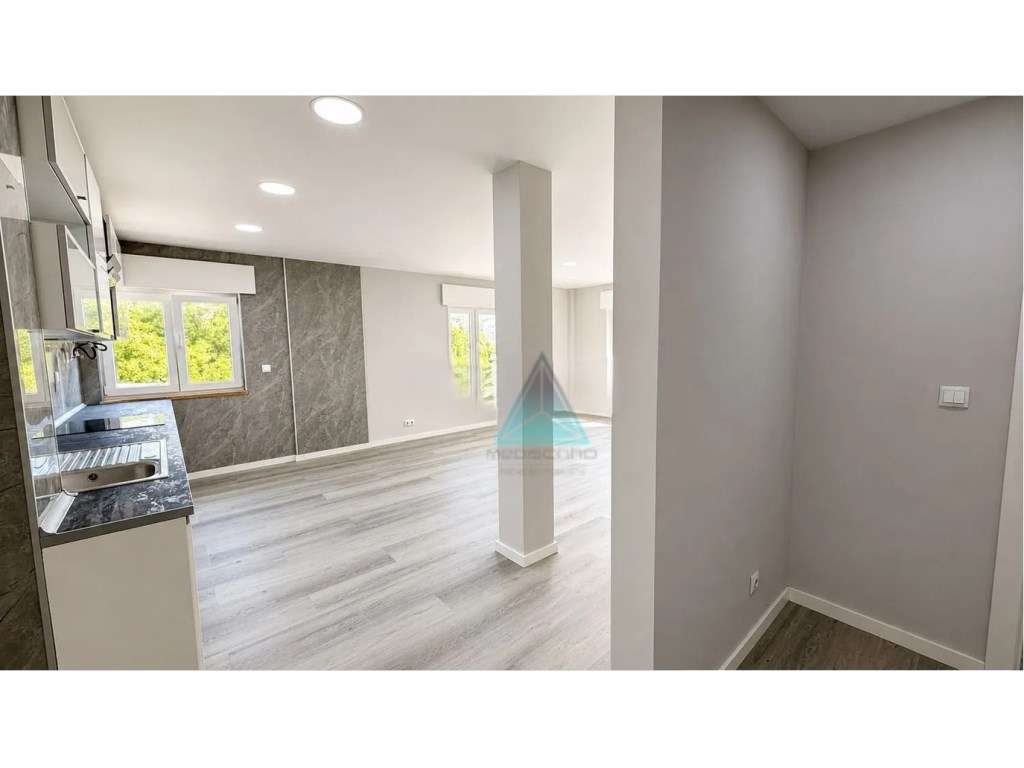 T2 Corroios totalmente remodelado, design moderno pronto a entrar. - Grande imagem: 3/8