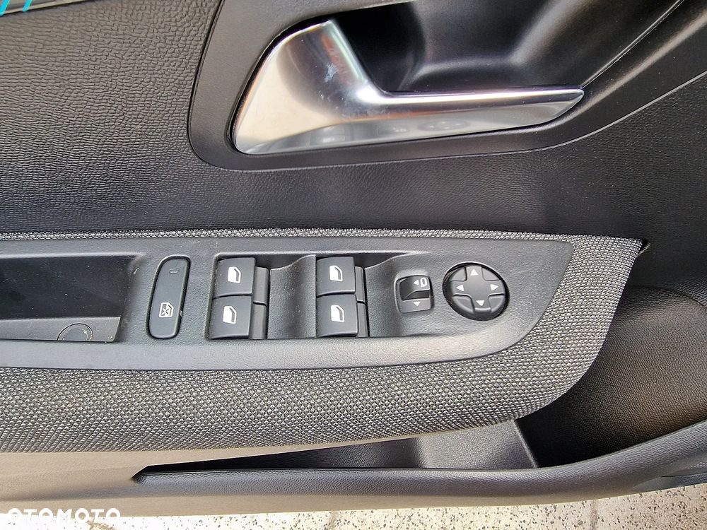 Peugeot 208 - 12