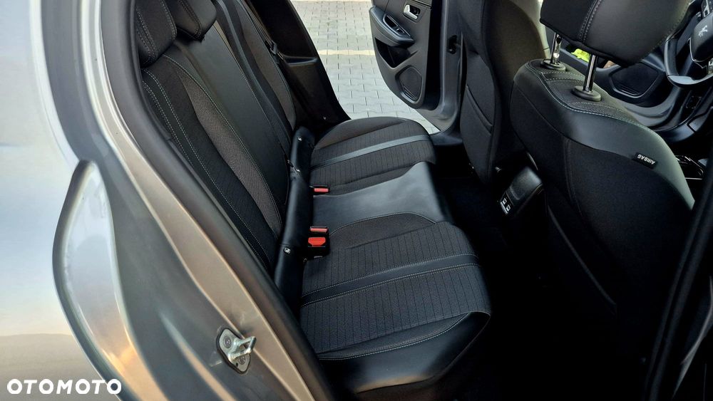 Peugeot 208 PureTech 100 EAT8 Allure - 20