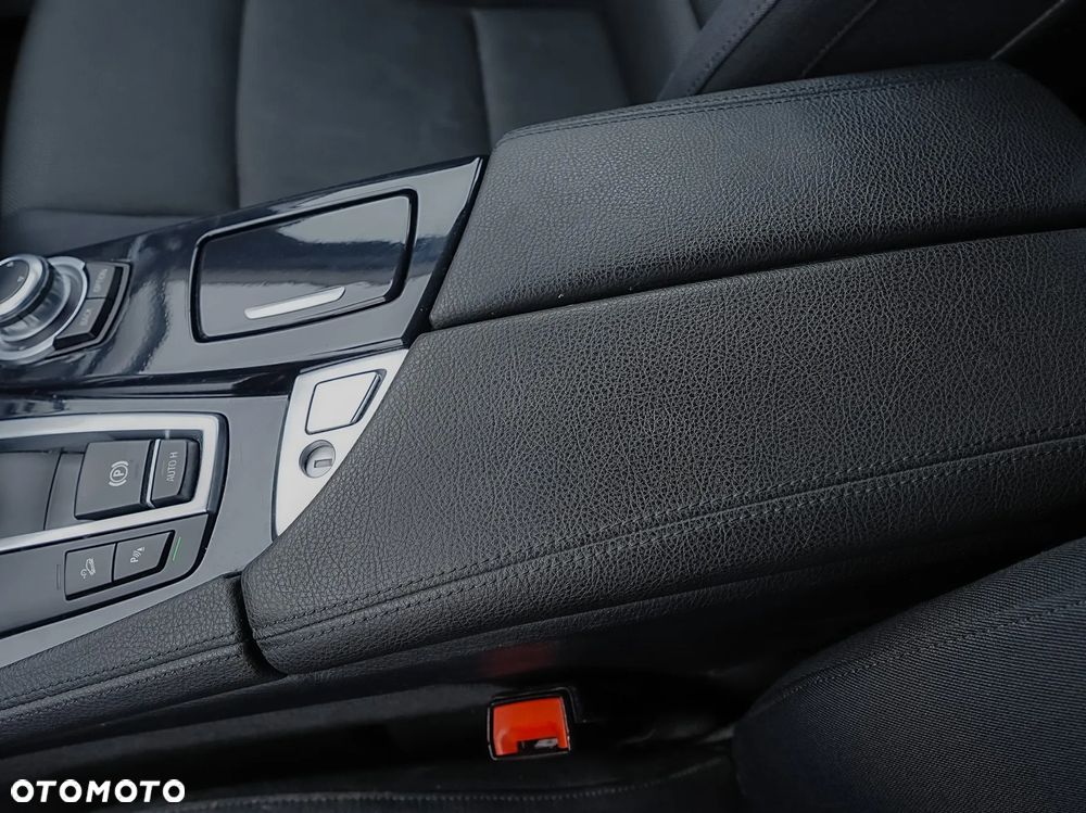 BMW Seria 5 520d xDrive - 23