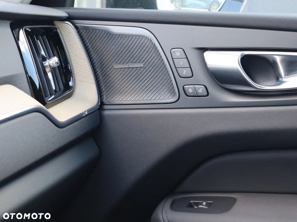Volvo XC 60 B5 B AWD Plus Dark - 24