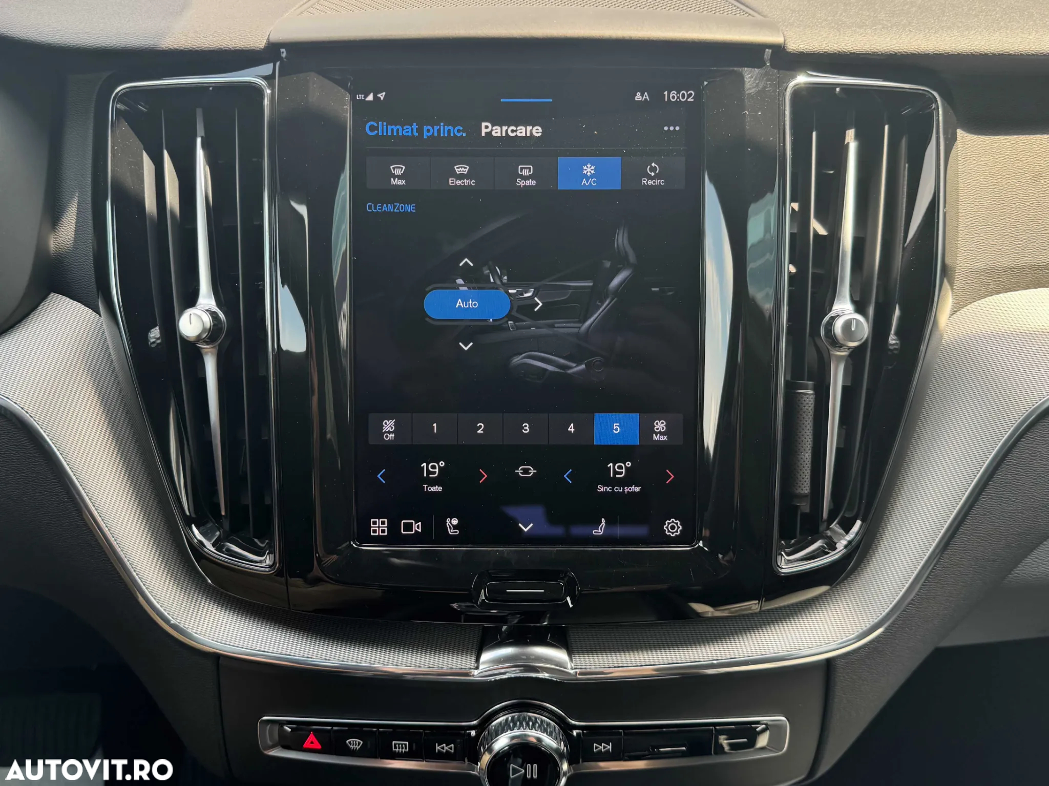 Volvo XC 60 B4 MHEV AT AWD Plus Dark - 27