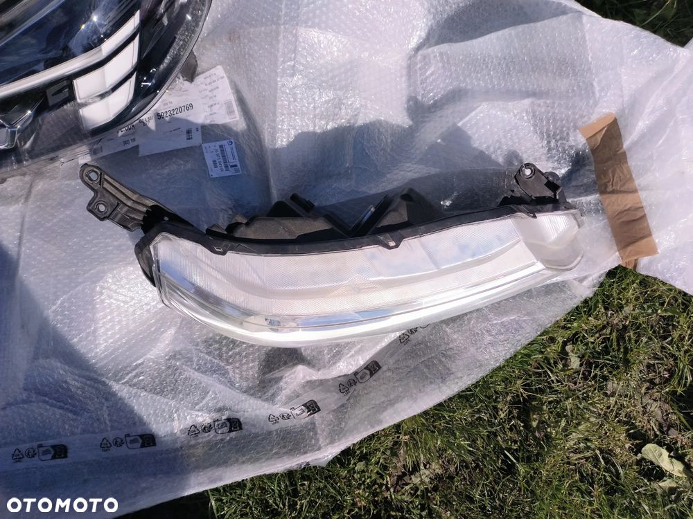 SUZUKI VITARA III 3 lampa przód przednia prawa soczeweka - 2